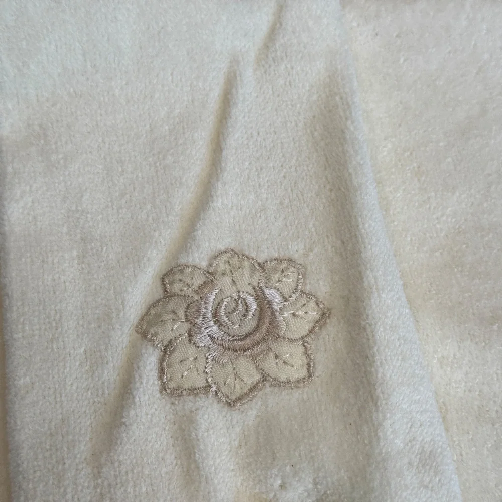 Vintage Avanti Look Cream Lace Ruffle Bath & Hand Towel Set 1978 Cottagecore 2pc